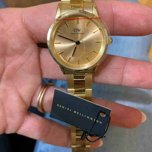 Daniel Wellington Watch - Gold - Picture 7 of 8